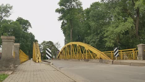 silute gele brug over de rivier de sysa