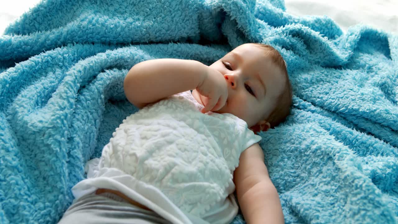 Una bambina carina sdraiata sul letto.