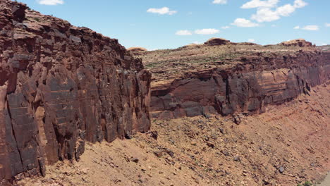 Clip-Cinematográfico-De-Drones-Moviendo-Parrarel-A-Los-Acantilados-De-Arenisca-Roja-En-El-Arrecife-De-San-Rafael-En-Utah,-Estados-Unidos