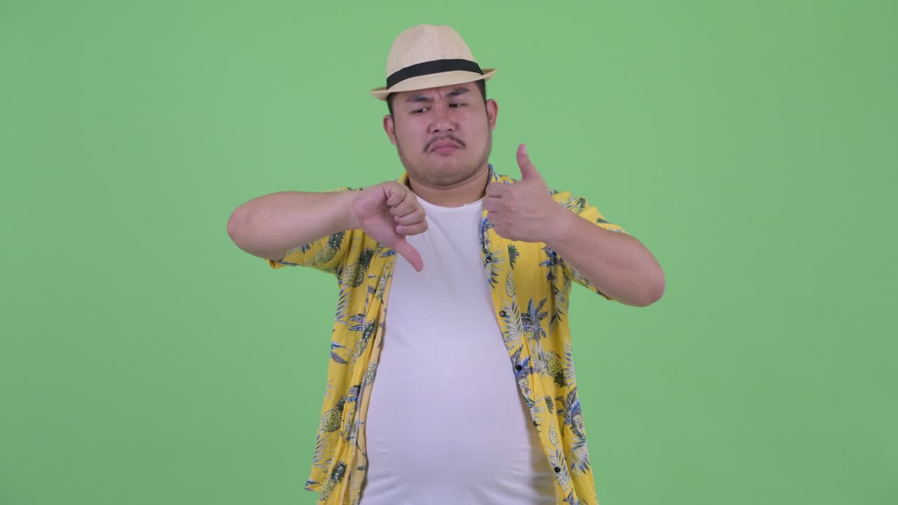 고 잘생긴 젊은 아시아 관광객