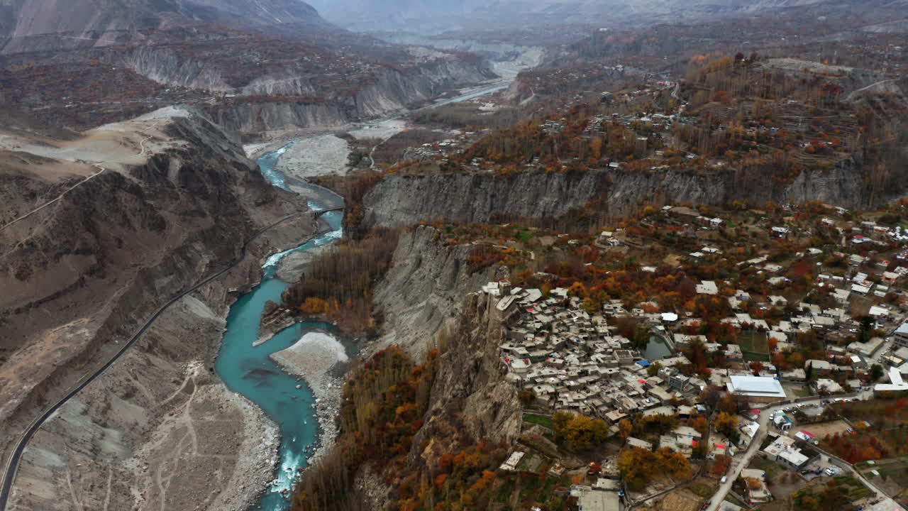 vista superior del antiguo fuerte de altit en el valle de karimabad hunza, pakistán - toma aérea de drones