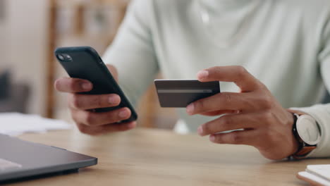 manos del hombre, tarjeta de crédito y teléfono para el hogar en línea