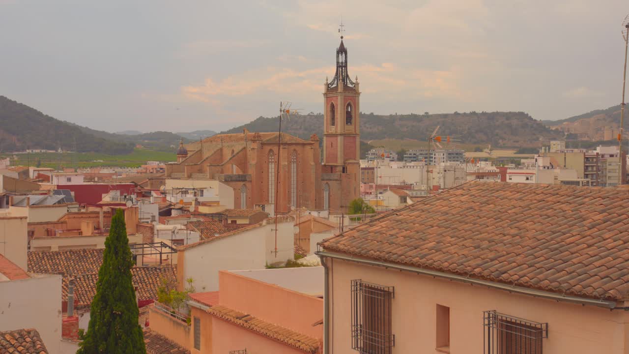 disparo de alto ángulo sobre una antigua iglesia gótica dentro de la ciudad de sagunto, españa durante el día
