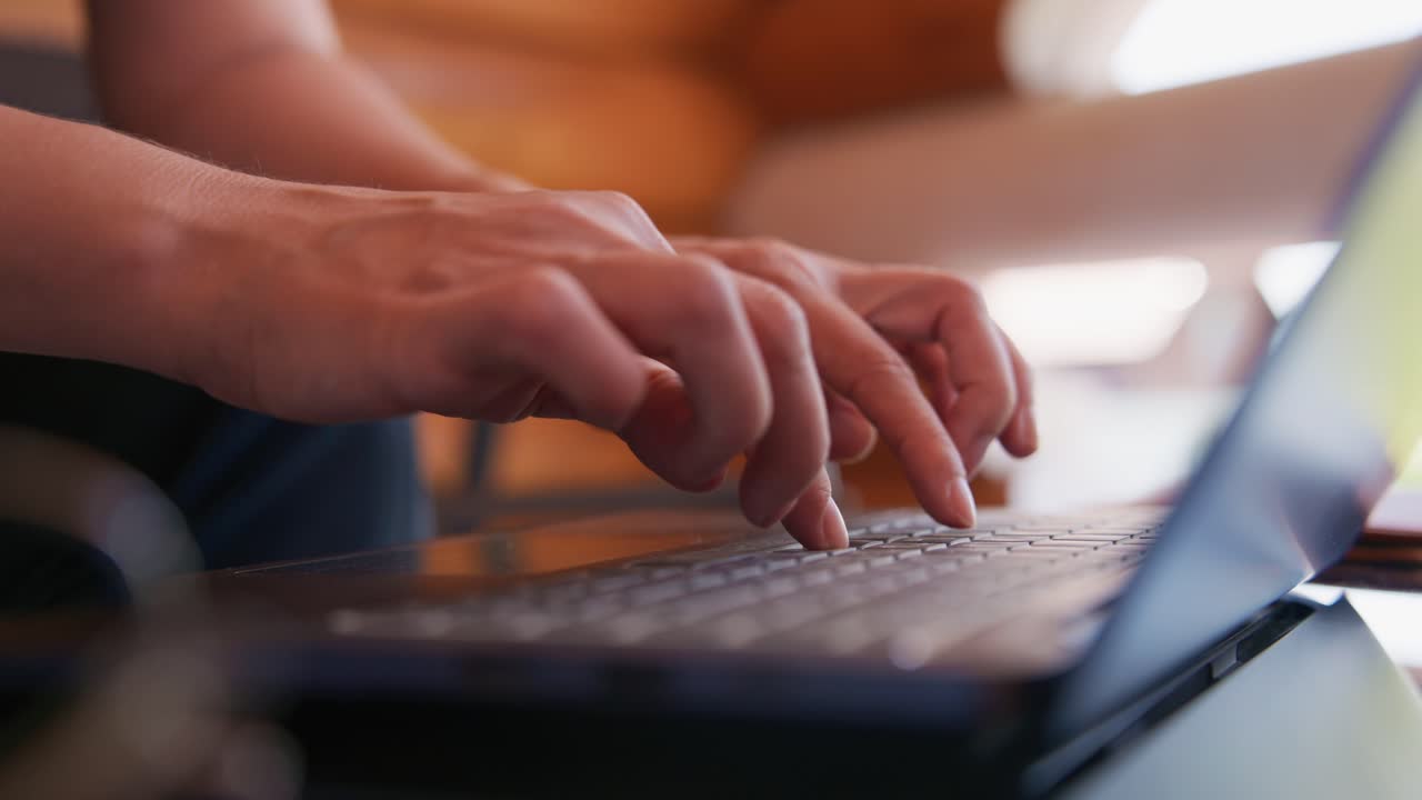 Nærbillede af hænder der skriver på en laptop