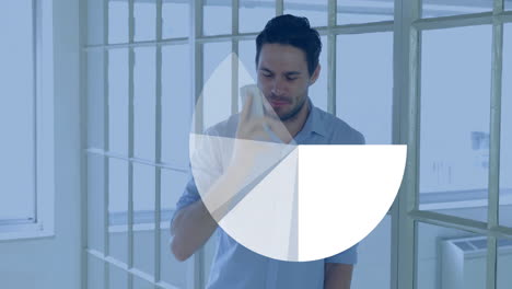 hablando por teléfono, hombre con gráfico de pastel animación sobre el fondo de la oficina