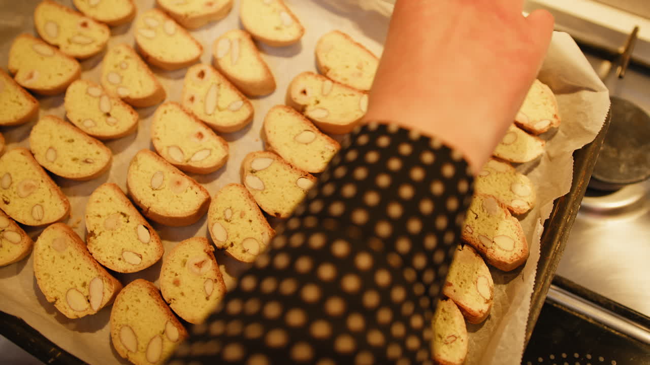 Mani di donna che girano biscotti cantucci fatti in casa nel forno