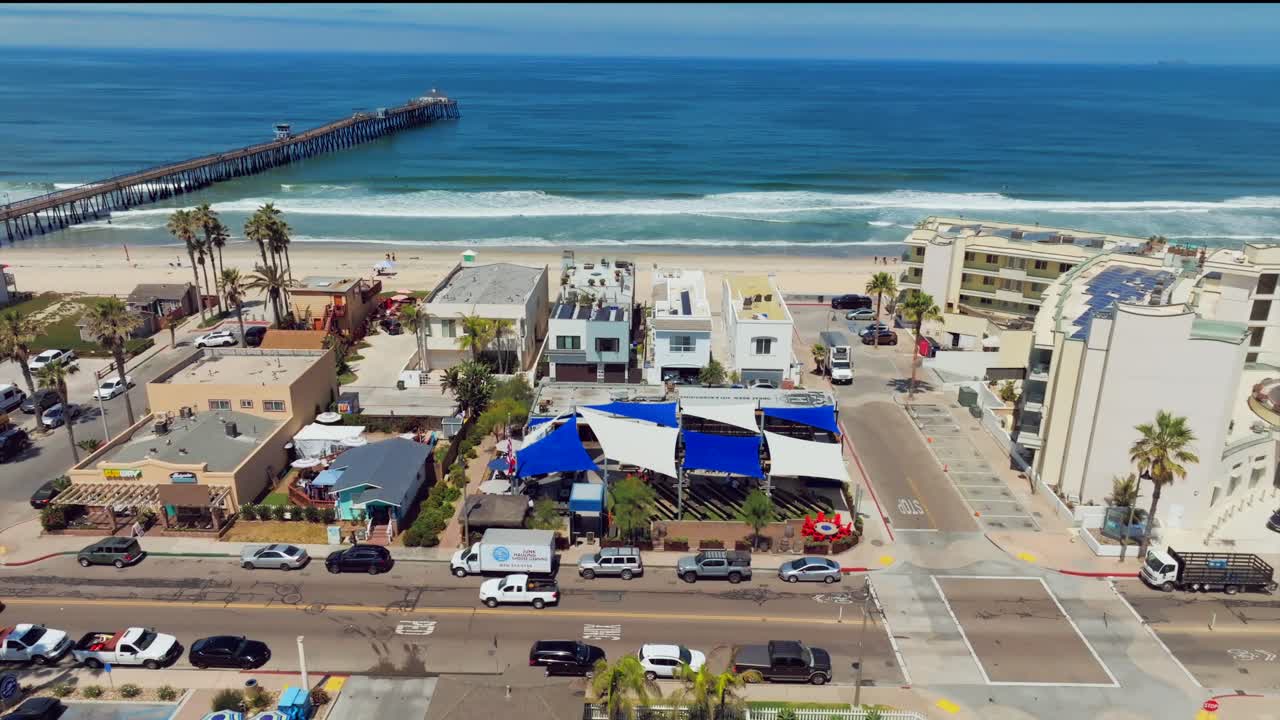 미국 캘리포니아 주 샌디에이고의 배경에 임페리얼 비치 피어가 있는 해변 호텔과 레스토랑