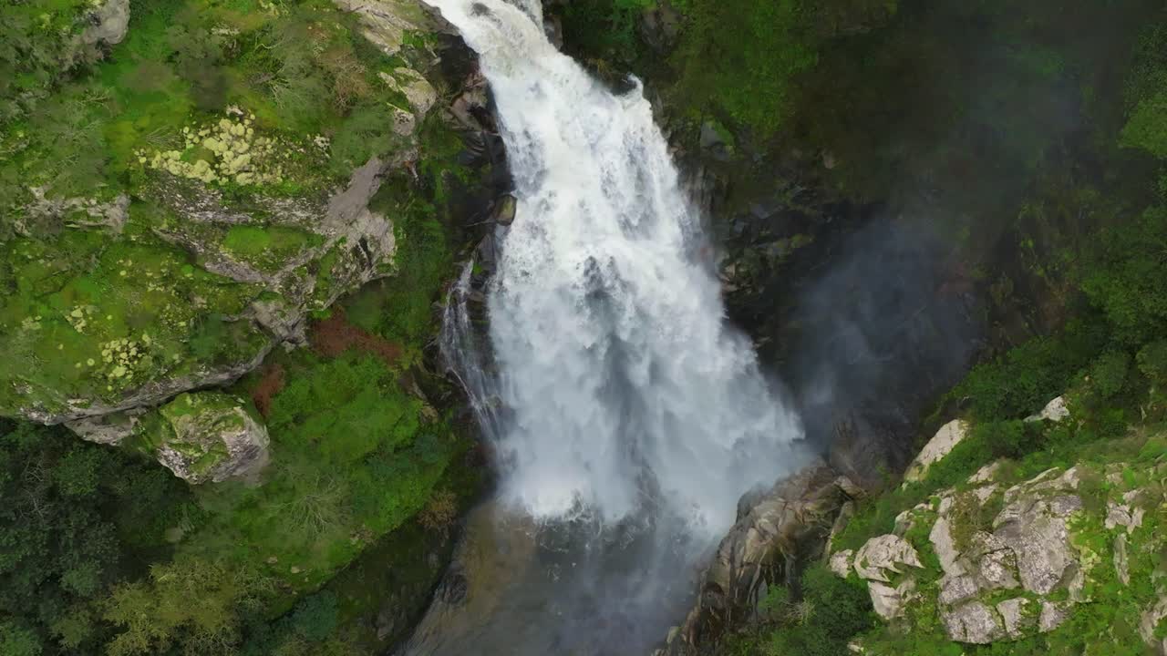 las cataratas de fervenza do toxa caen en cascada por una roca escarpada en pontevedra, galicia, españa