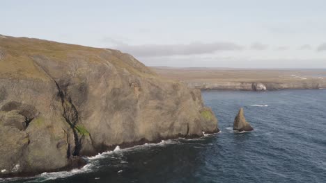 Vuelo-Aéreo-A-Lo-Largo-De-La-Costa-Rocosa-Con-Acantilados-De-Ketubjorg-Durante-El-Día-Soleado-En-Islandia