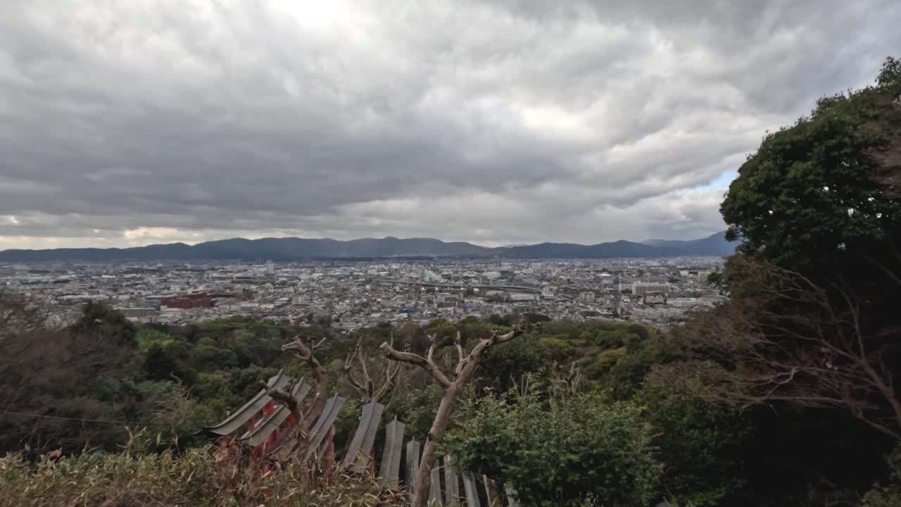 전통적인 문과 함께 도시 풍경의 파노라마 풍경