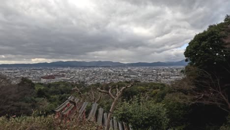 vista panorámica del paisaje urbano con puertas tradicionales