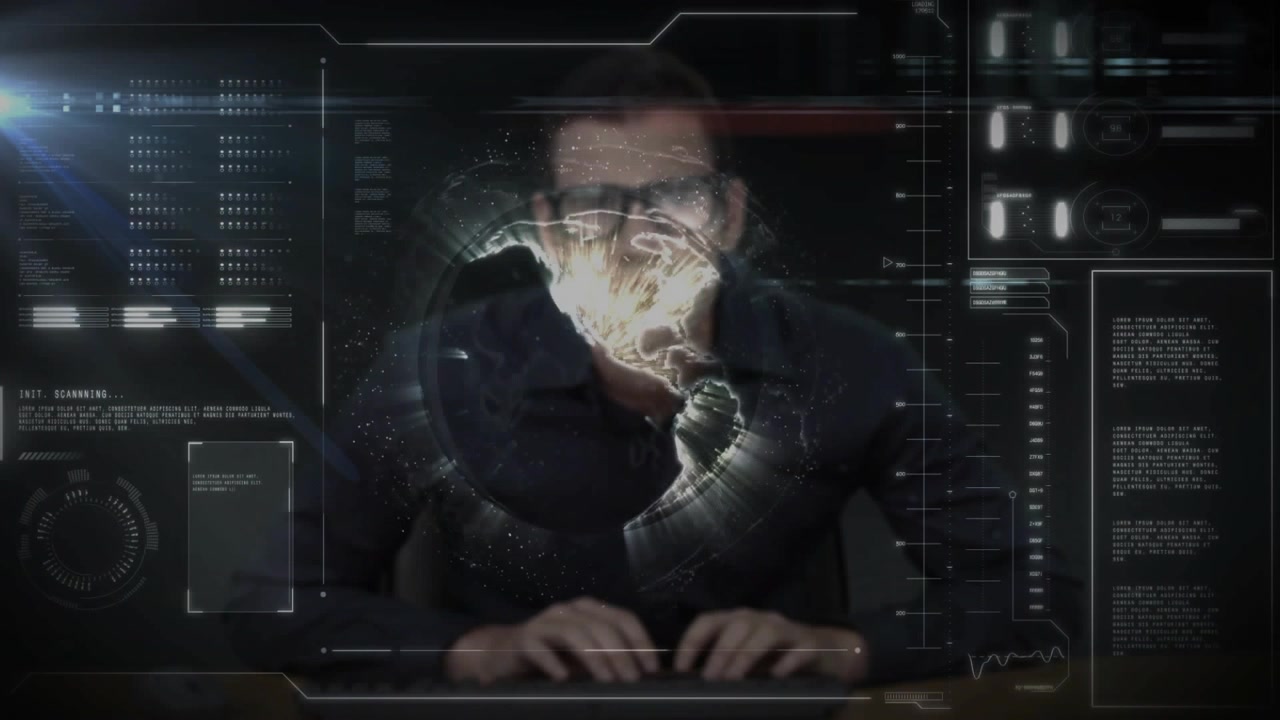 Man i mörk skjorta som skriver, glasögon på tangentbordet, håller ett roterande hologram i navet och övervakar HUD-data.
