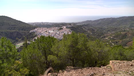 Ruta-De-Senderismo-Por-Encima-Del-Pueblo-De-Frigiliana-En-España-Con-La-Ciudad-En-La-Distancia