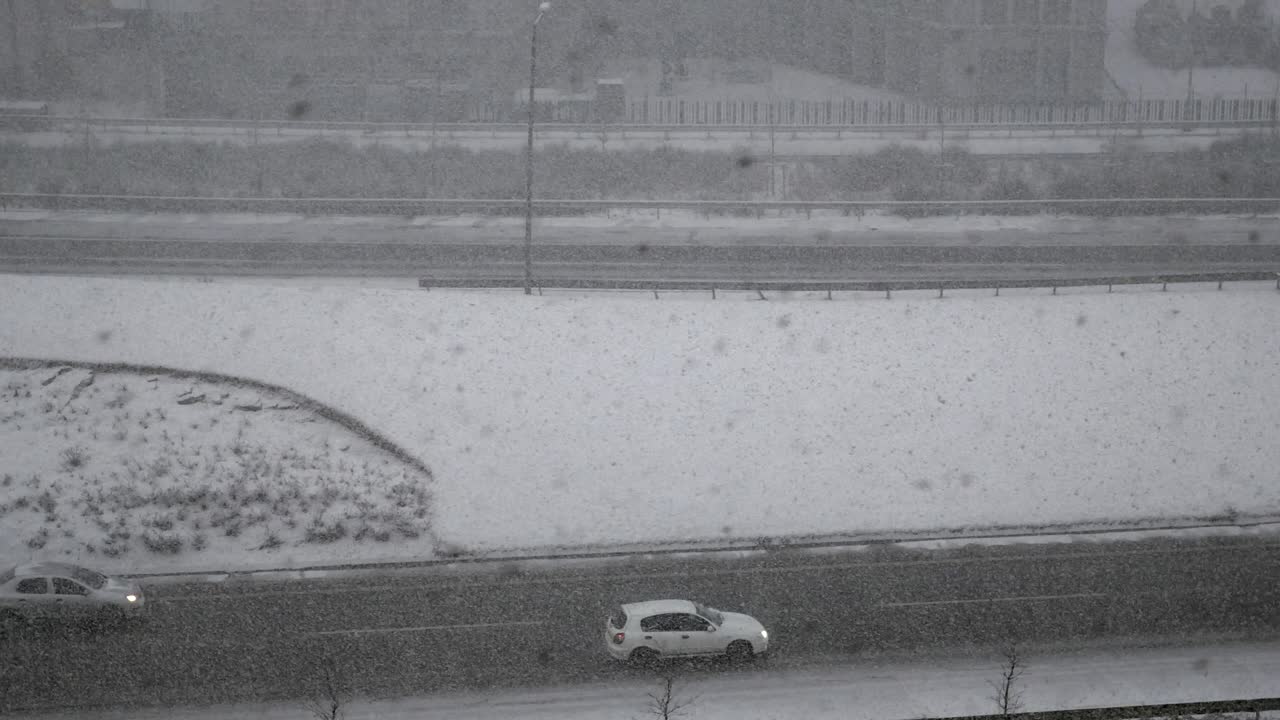 도시 고속도로 에 많은 눈이 내리는 - 겨울 폭풍 장면