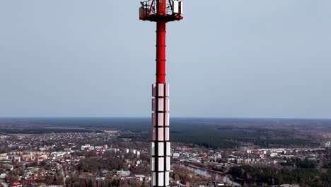 Drone-Aéreo-Revela-La-Parte-Inferior-De-La-Torre-Blanca-Roja-De-Comunicaciones-En-El-Paisaje-Rural