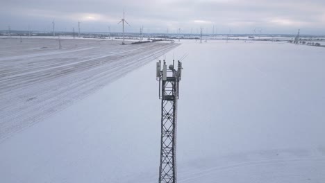 Teléfono-Móvil-De-Transmisión-De-Mástil-5g-De-Torre-Celular-De-Rueda-De-Viento,-Nieve-De-Invierno