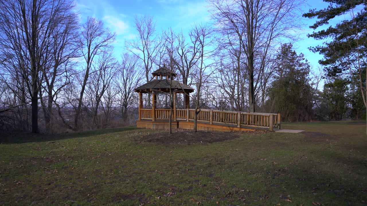 겨울 4k의 시작과 끝에 나뭇잎이 부는 정자 - 자연 숲 개방에 사람이 없는 낭만적인 야외 나무 정자