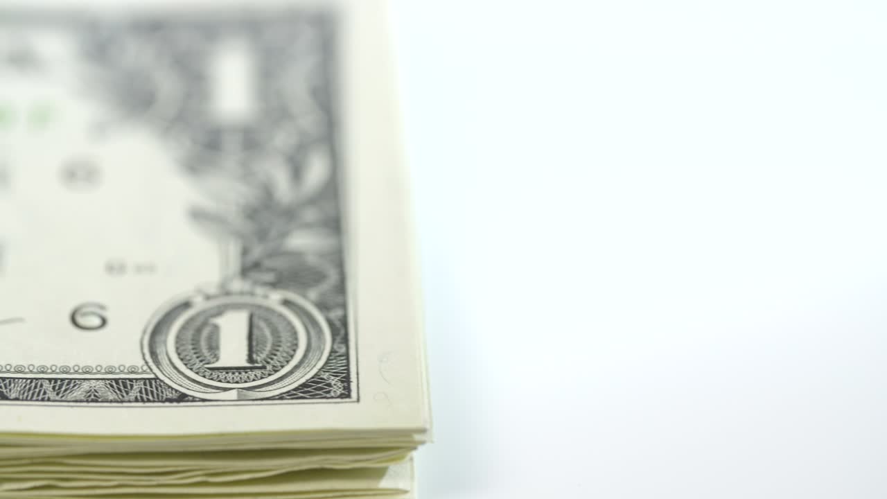 1달러 지폐 더미에서 추적