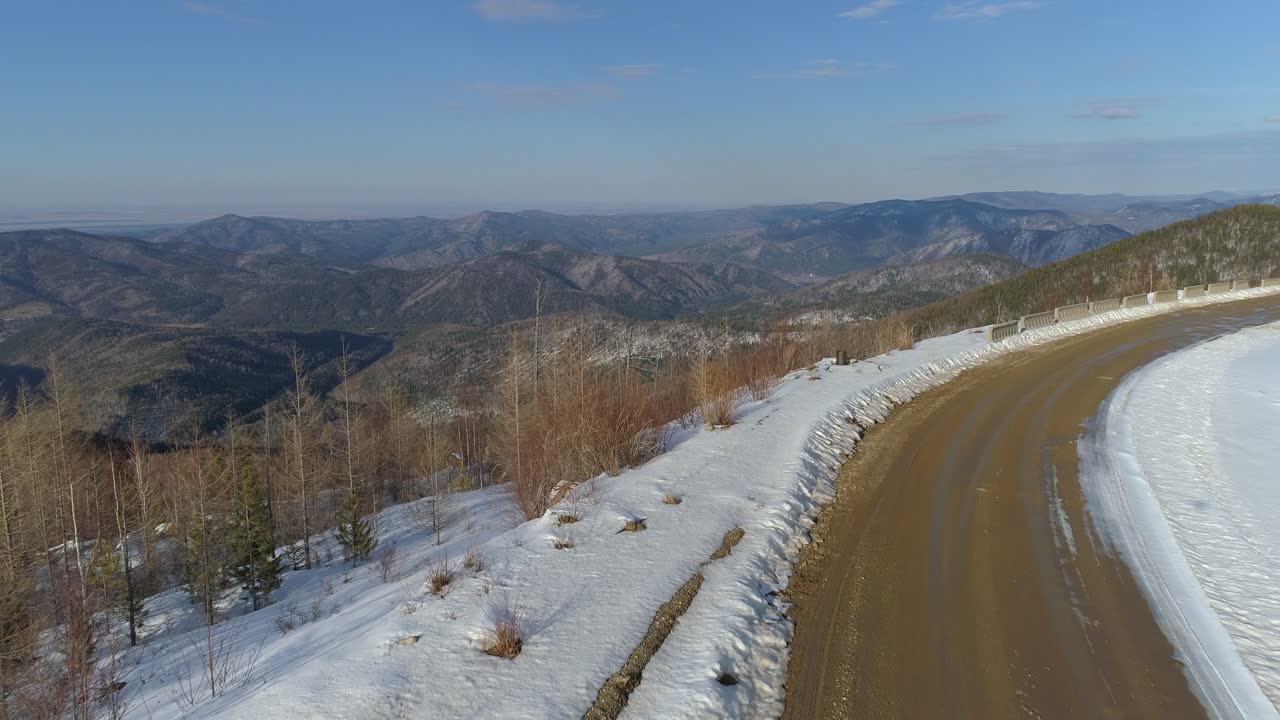 vista aérea de las montañas nevadas y el bosque