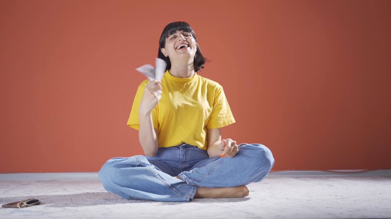 돈이 있는 부유한 여자는 행복합니다.