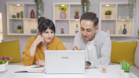 Pareja-Charlando-En-La-Computadora-Portátil.