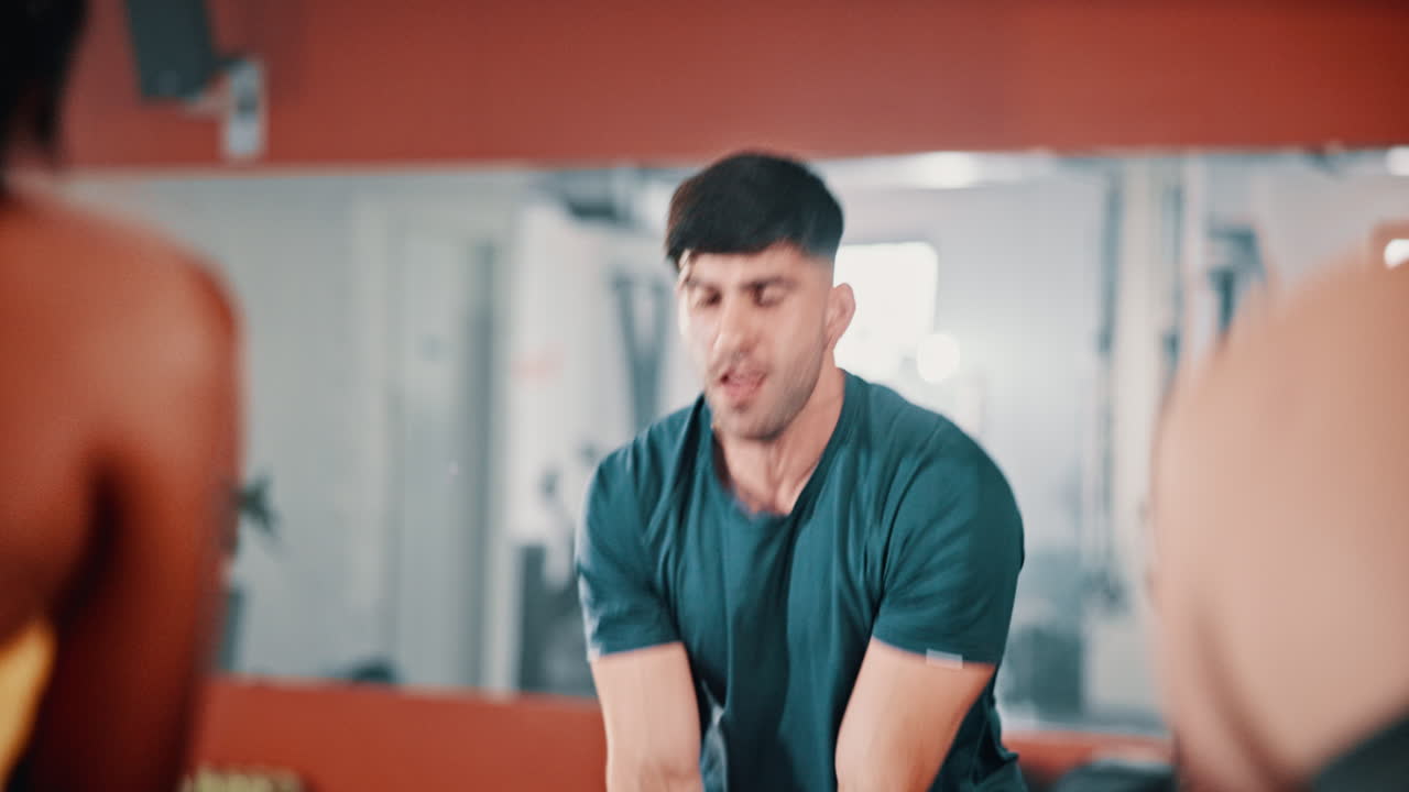 체육관에서 밖으로 일하는 남자