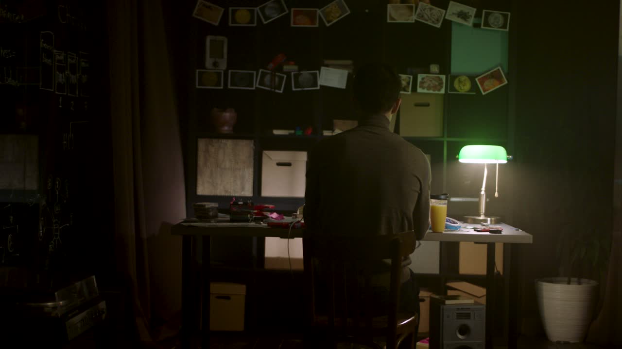 Persona al lavoro a una scrivania di notte