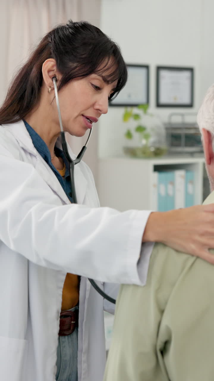 Doctora examinando a un paciente masculino con un estetoscopio en la clínica