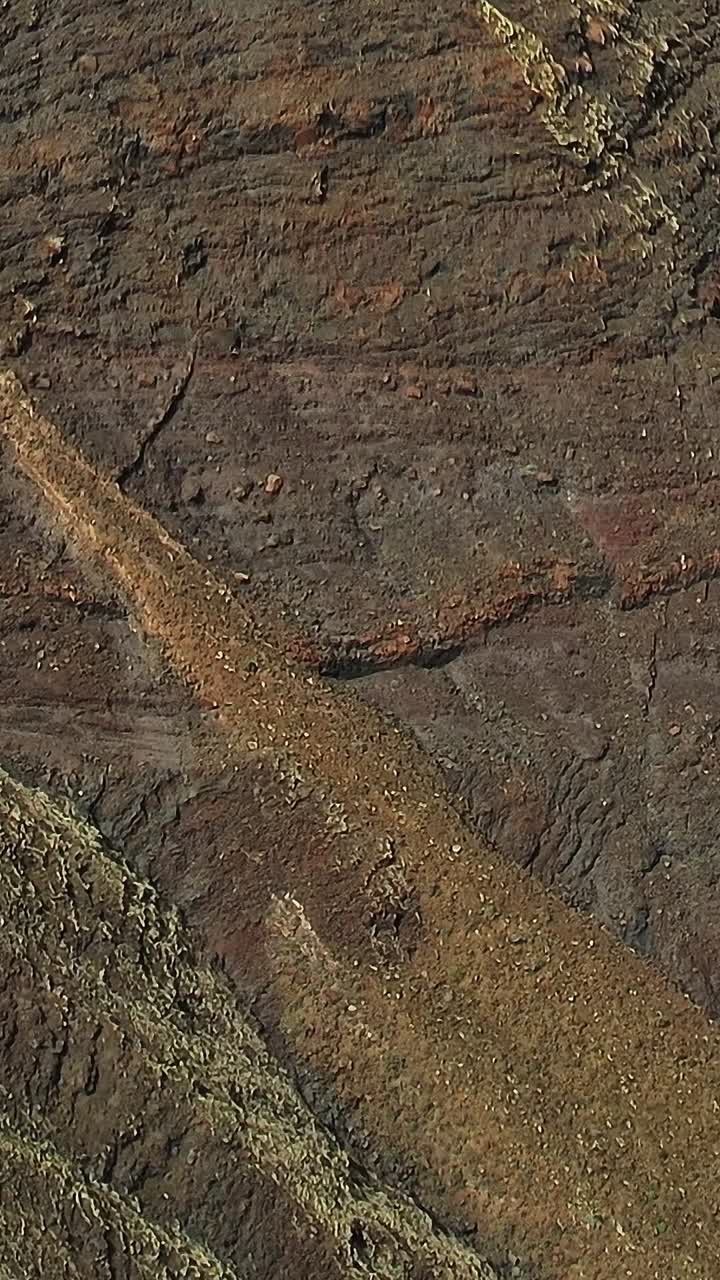 Ampia vista di paesaggio vulcanico arido