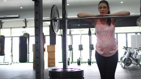 Imágenes-De-Una-Modelo-Embarazada-Haciendo-Sentadillas-En-Un-Gimnasio-Tratando-De-Mantenerse-En-Forma-En-Su-Cuarto-Trimestre