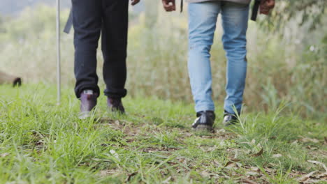 Pies,-Piernas-Y-Personas-Caminando-En-El-Bosque-Con-La-Naturaleza