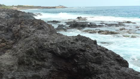 las olas del océano lavan la costa rocosa de la isla de tenerife, vista panorámica derecha