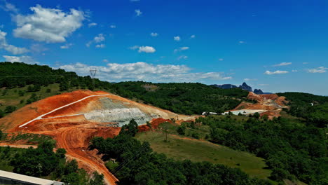 Luftaufnahme-Der-Bergbaugebietsentwicklung-In-Dichten-Waldlandschaften