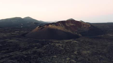 Orbitando-Alrededor-Del-Volcán-El-Cuervo-En-La-Isla-De-Lanzarote,-Isla-Canaria,-España