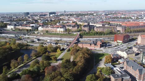 Luftaufnahme-Des-Kastellet-In-Kopenhagen-Dänemark,-Man-Sieht-Die-Verschiedenen-Gebäude-Und-Die-Stadt-Mit-Der-Skyline-Und-Den-Yachten-Und-Kreuzfahrtschiffen