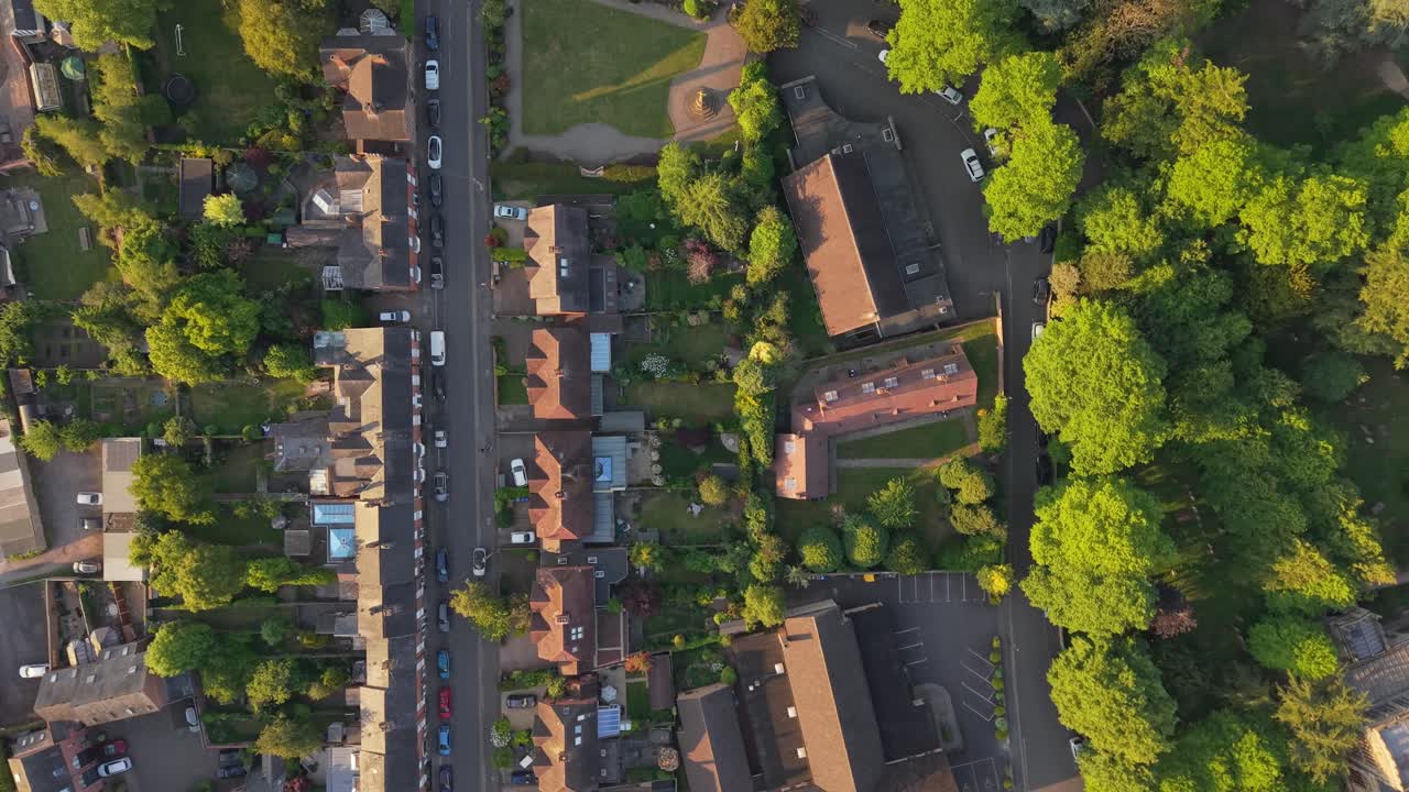 Una prospettiva dall'alto di un quartiere di Stratford-upon-Avon, che mostra gli incantevoli layout residenziali inglesi, i giardini curati e i modelli delle strade suburbane in primavera.