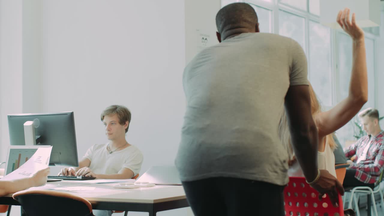 gente feliz y moviéndose en silla por un espacio abierto. amigos alegres burlándose.