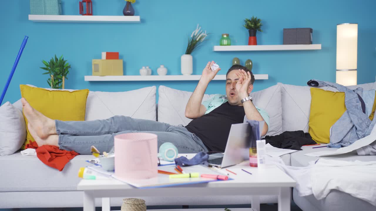 게으른 남자가 일을 그만두고 서류로 농구를 합니다.