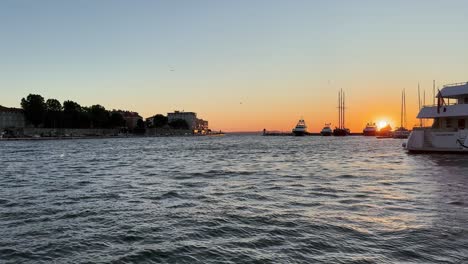 Puesta-De-Sol-Sobre-El-Puerto-Deportivo-Y-El-Casco-Antiguo-De-Zadar,-Croacia