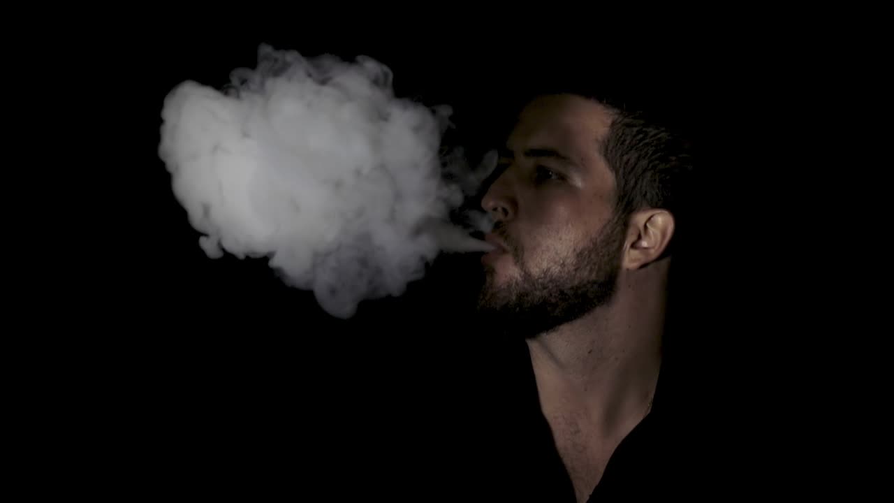 cámara lenta cerrar hombre fumador sobre fondo negro