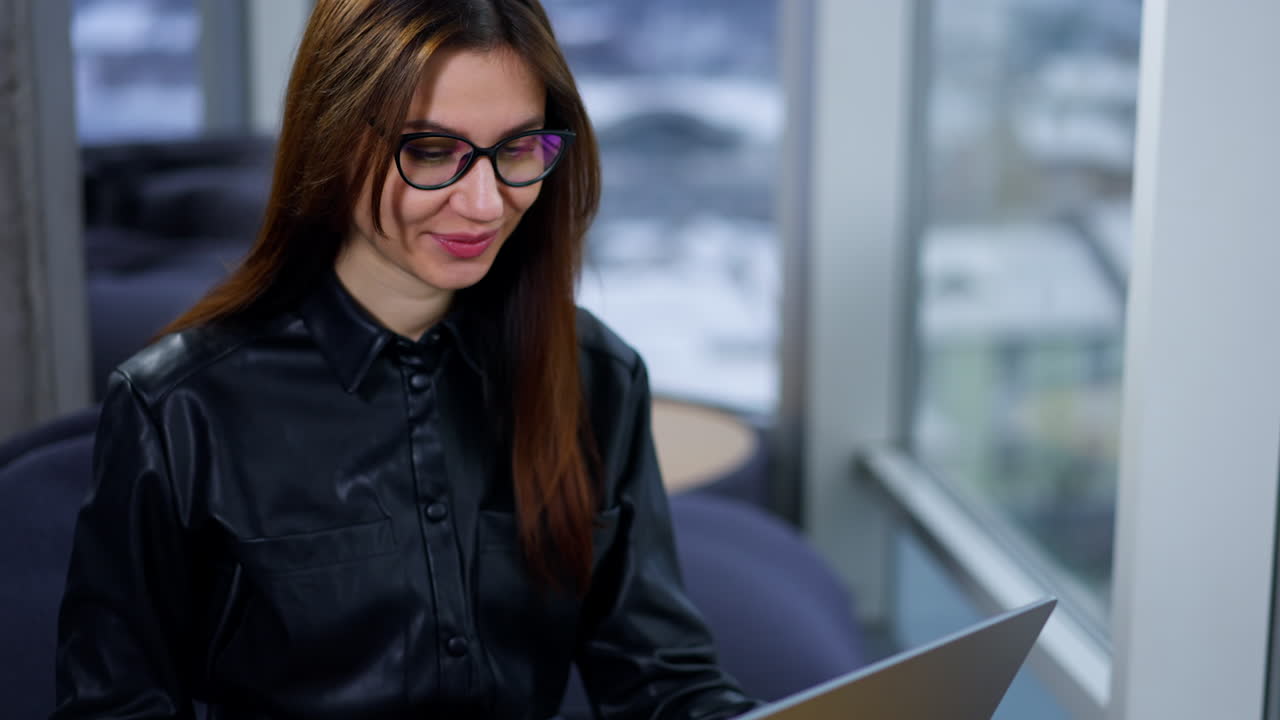 mujer trabajando en una computadora portátil en un café