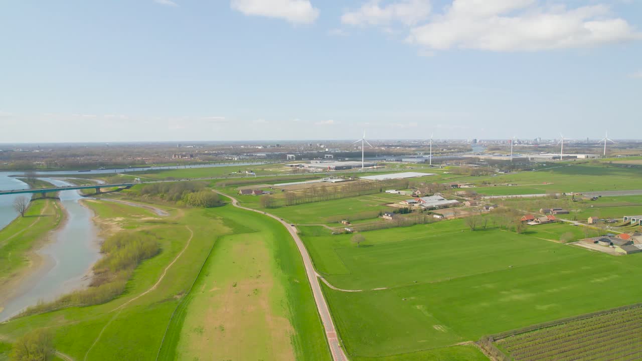 네덜란드 시골의 풍력 터빈에 접근하는 공중 전망