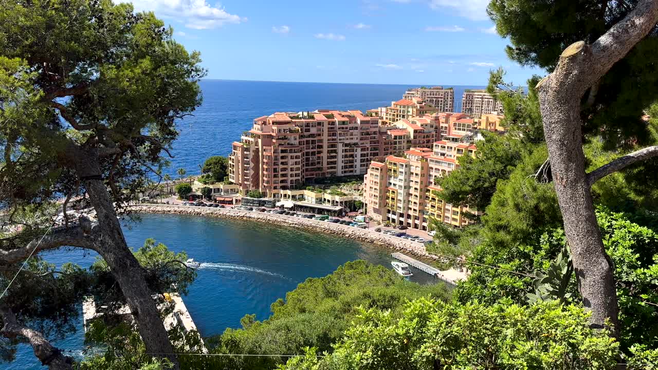 Appartamenti residenziali di lusso con vista mare a Monaco durante una giornata di sole