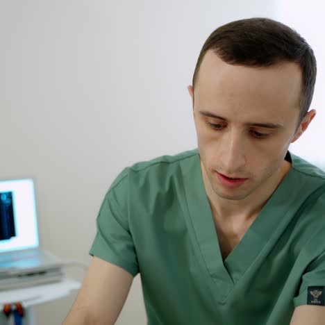 médico que consulta al paciente
