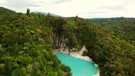 vista de drones del parque geotérmico waimangu, rotorua, nueva zelanda