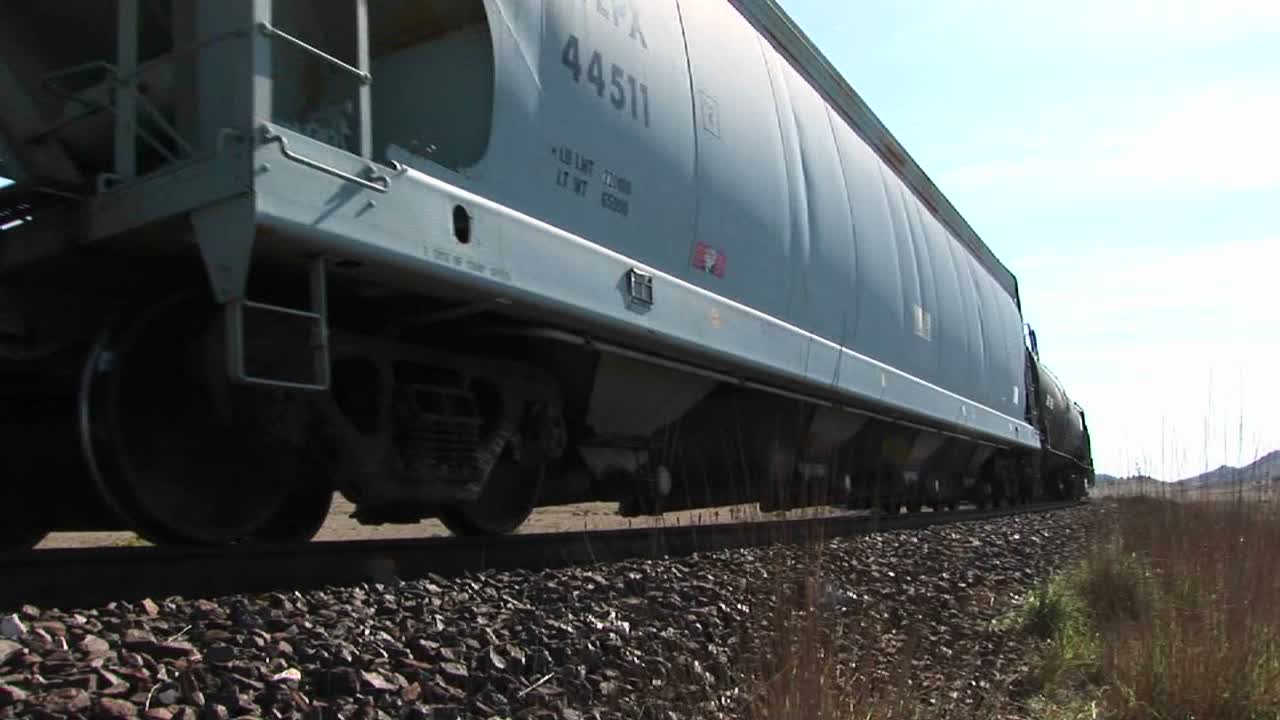 사막의 철로를 가로질러 움직이는 기차의 근접 촬영