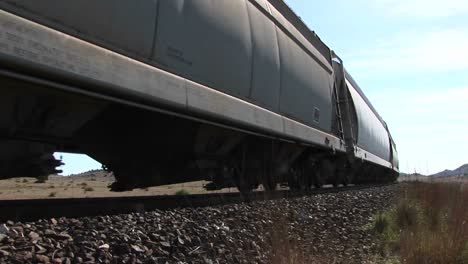 primer plano de un tren que se mueve a través de las vías del desierto