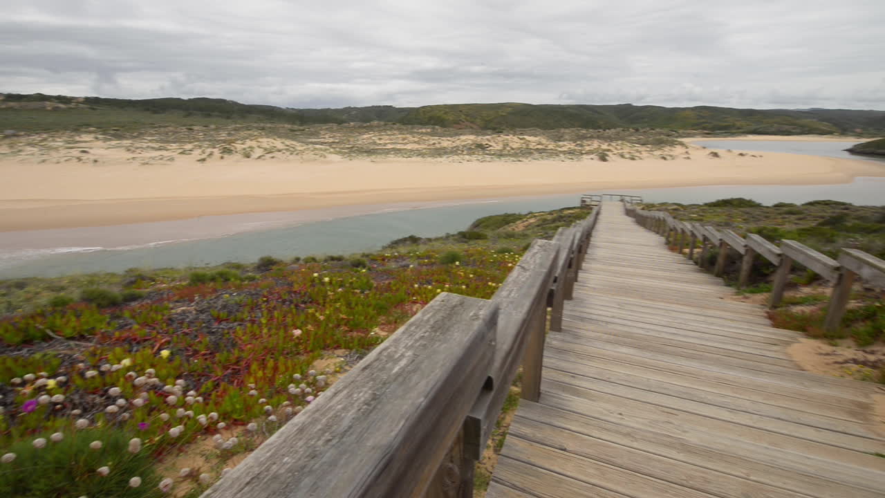 panorámica de derecha a izquierda, playa amoreira, ribeira de aljezur, aljezur, portugal