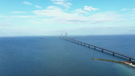 대 벨트 다리 (great belt bridge) 는 덴마크의 젤란드 섬과 퓨엔 섬 사이의 해협을 가로지르는 고정 링크입니다. 푸른 하늘 배경의 놀라운 공중 사진입니다.