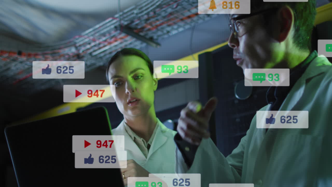 서버  ⁇ 에서 노트북을 사용하는 다양한 남녀 엔지니어에 대한 소셜 미디어 아이콘의 애니메이션